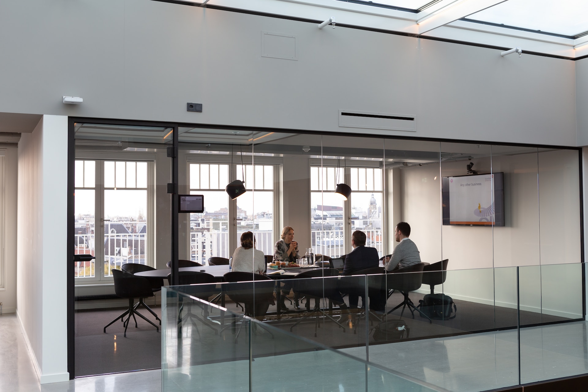 10 Facilities to Look for When Hiring a Meeting Room